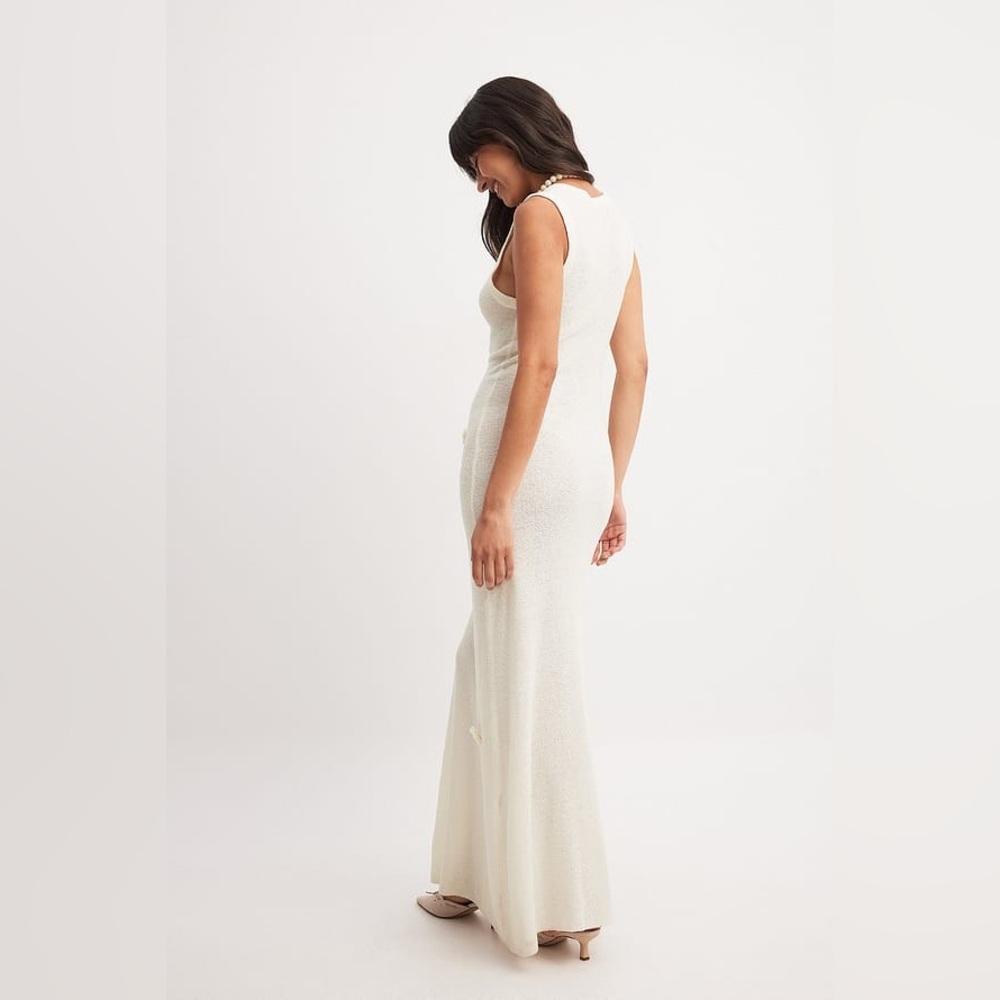 Elegant White Maxi Dress with Floral Appliqués - Picture 3 of 14
